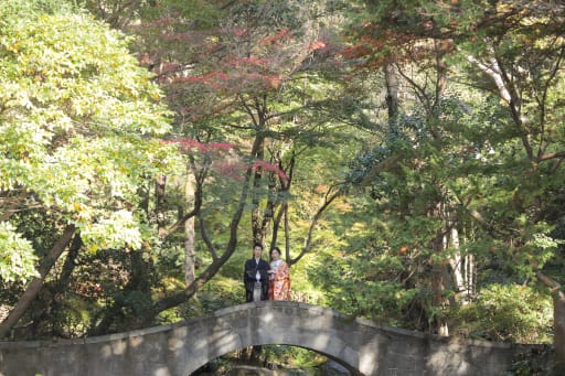 橋の上で