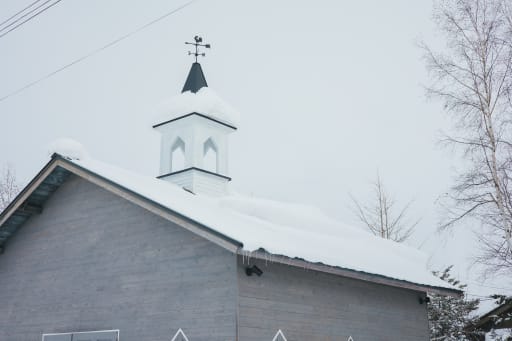 雪の降る日にチャペルで