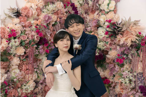 お花の前でギュー