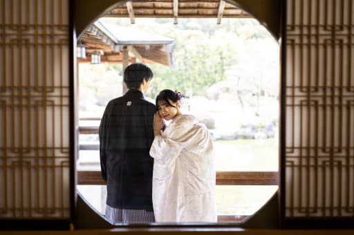 丸窓ごしの2人