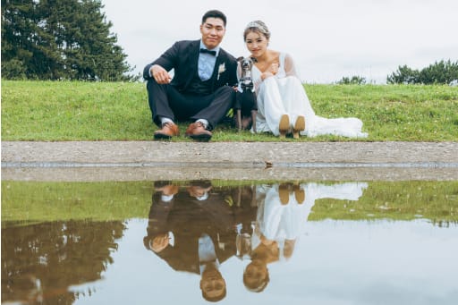 水面に反射するお2人とワンちゃん！