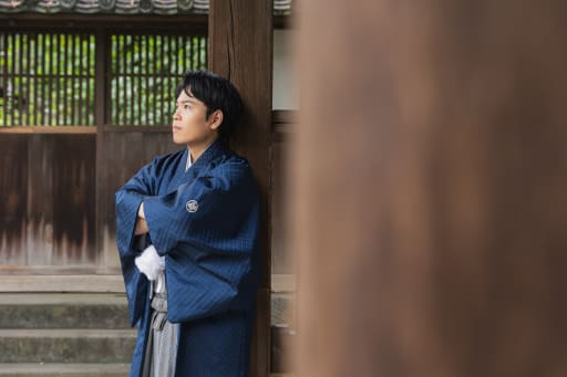 柱に身を預けて遠くを見つめる、凛々しい立ち姿