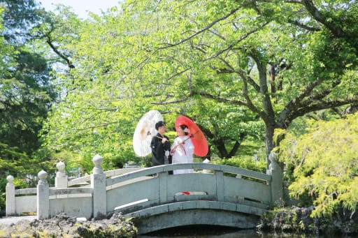 鮮やかな新緑の緑の神社