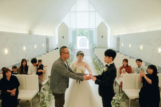 新婦様の手がお父様から新郎様へ  