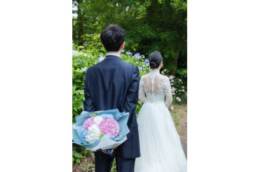 洋装での撮影中、なんと新郎さんからサプライズが…！