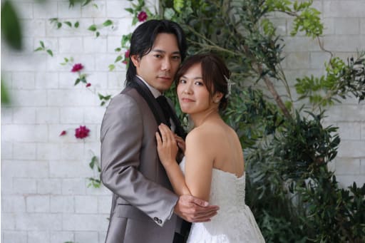 緑と優美なお花に囲まれた、ドラマチックな一瞬