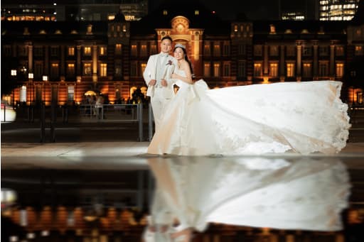 結びは駅舎の目の前で