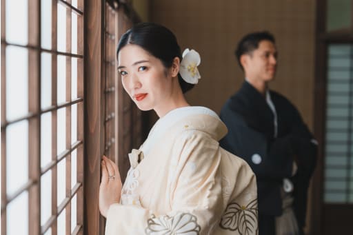 廊下で お二人の撮影。ピントをあえてずらすことで奥行き感を表現しました！