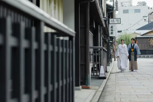 さらに、石畳の道へと進むと、朱色とは異なる趣深い街の色合いが