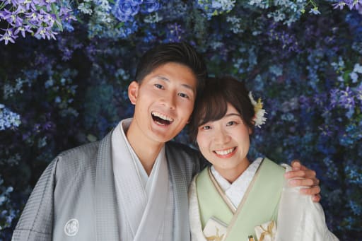 肩を寄せて