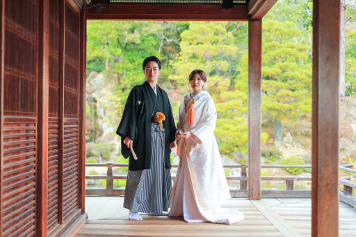 新婦様には白無垢、新郎様には紋付をお召しいただき