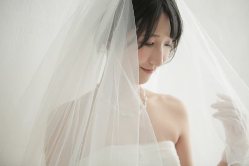 光に包まれて、白一色です。ベール姿もよくお似合いです。