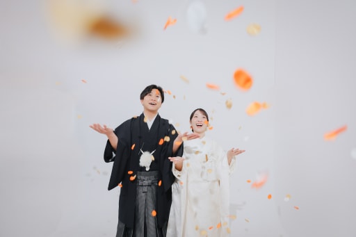 祝福の花びら舞う、スマイル全開！