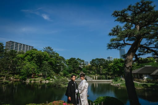 池のほとりで佇む