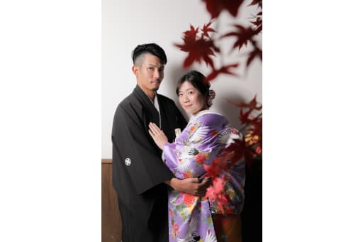 キリッとした表情で