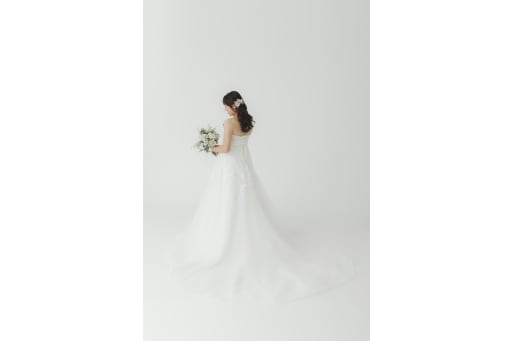 トレーン長い華やかなドレススタイル