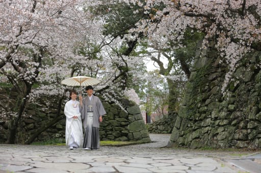 桜の中を相合傘で。