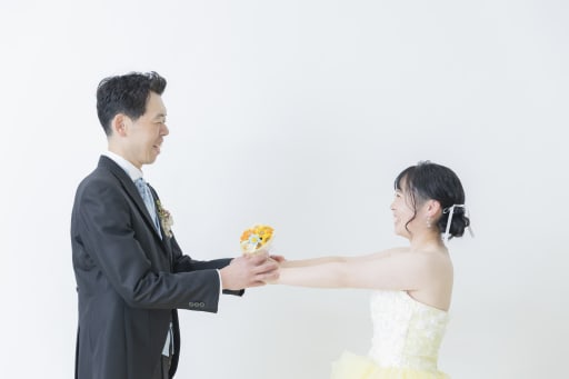 ミニブーケを手に交わす微笑み