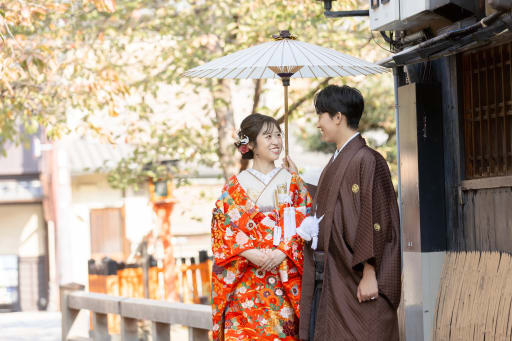 巽橋近くで傘をさして