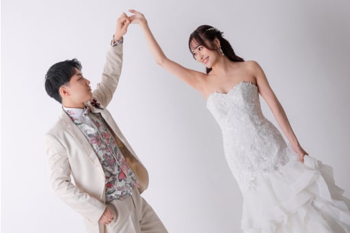 手を取って軽やかにダンスステップ