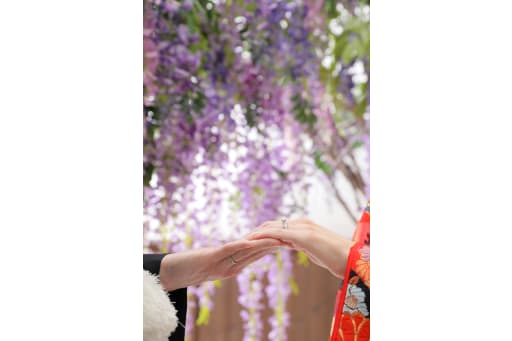 藤の花の下、手と手をつないで