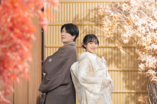 紅葉に映える和装の絆