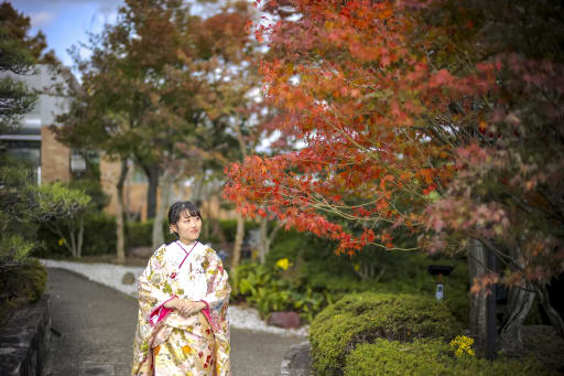 もみじ🍁を見ながら笑顔の新婦様