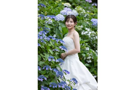 ご新婦様のソロショットは紫陽花に囲まれて！しっとりとした雰囲気も素敵！