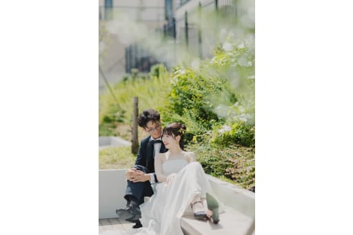 近くのベンチで