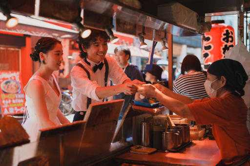 スタジオで お色直しをした後は大阪ぐるり名物食べ歩きです！大阪といえばたこ焼きです！