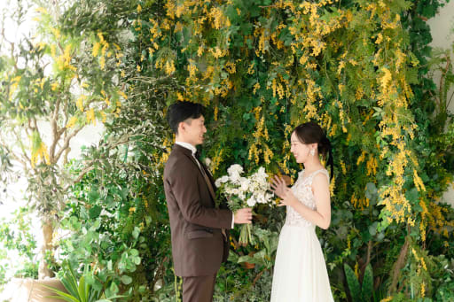 ミモザの前でブーケのプレゼント！