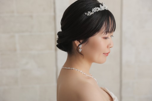 ヘアスタイルはシンプルなシニヨンスタイル