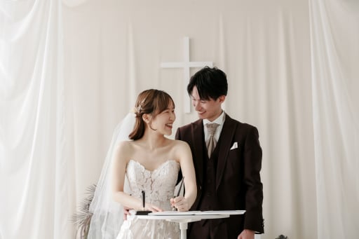 結婚証明書にサイン