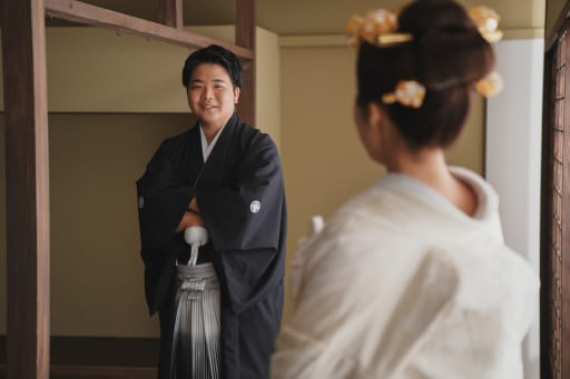 新郎様 もとてもいい表情でした！室内のスタジオでありながらも遠近感を演出します。