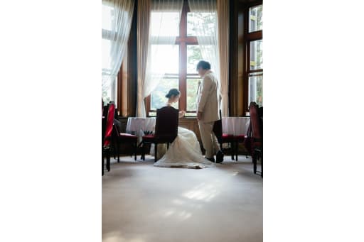 指輪を見ながら