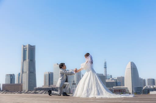 みなとみらいの景色を背に、指輪を捧げて