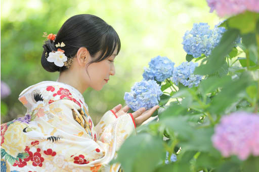 ご新婦様ソロショットは紫陽花を優しく香っているポージングで！！