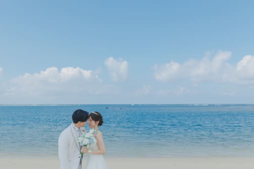 海を背景に視線を交わす横顔のライン
