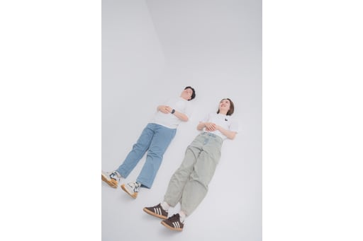 お二人で床に並んでごろんと自然体に