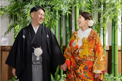 竹林の前で