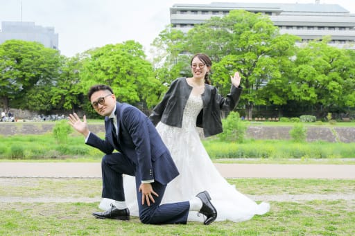 楽しげなポーズでご登場！