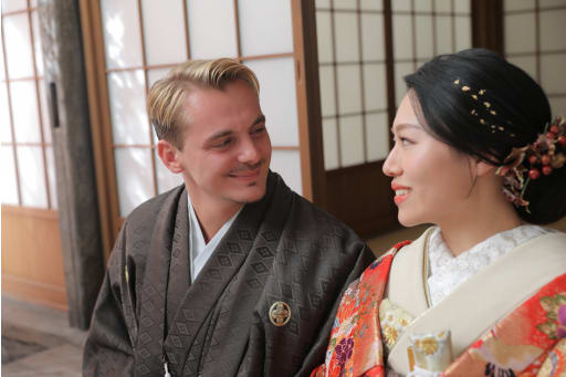 優しい表情で