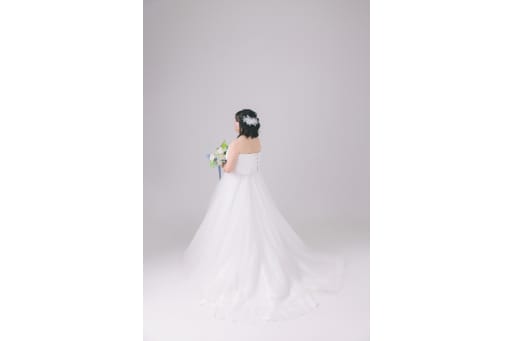 美しいトレーン。新婦様のソロバックショット