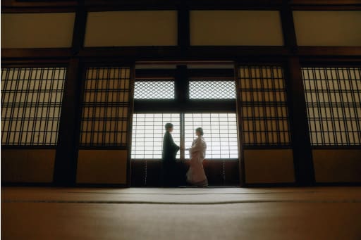 障子の前で