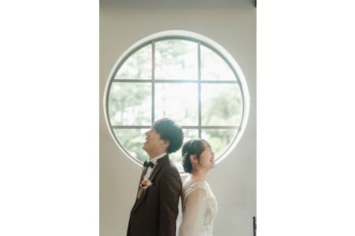 印象的な丸窓と背中合わせのふたり