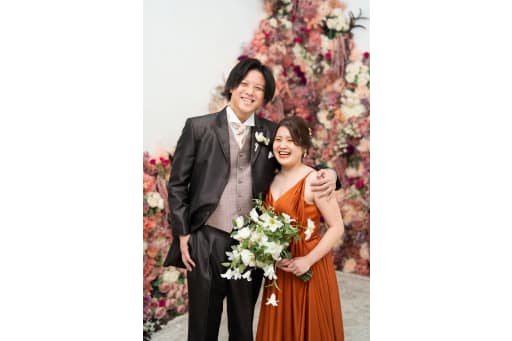 華やかな壁を背に