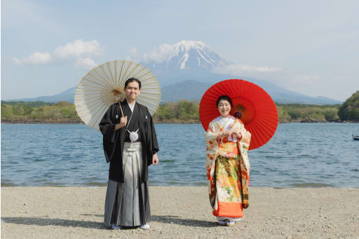 紅白の和傘と富士山