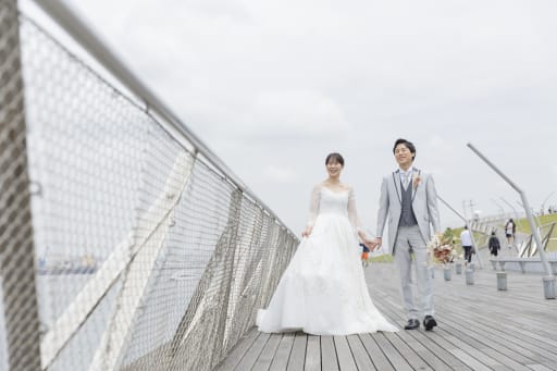 海風を感じながらデッキを歩く爽やかな瞬間