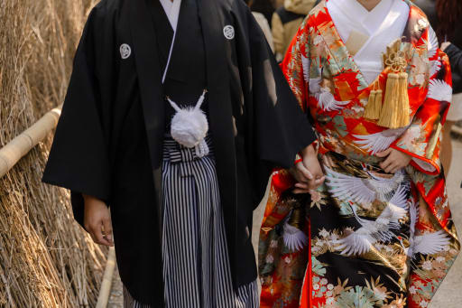 撮影の途中、優しく手を繋ぐお二人の何気ないシーンも逃さずキャッチ。