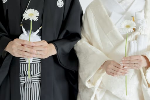 お持ち込みのお花をそっと手に添えていただき、かわいらしい手元カットを撮影しました。